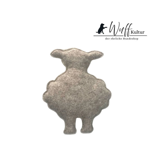 Kleines Hundespielzeug in Form eines Lamms aus Naturwollfilz, gefuellt mit Naturwolle und Zirbenholzspaenen, nachhaltiges und natuerliches Hundespielzeug von Wuffkultur.
