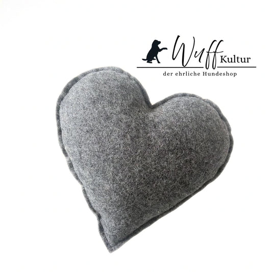 28 x 28 cm großes, graues Herz aus Naturwollfilz, nachhaltiges Hundespielzeug "Herzstück" on WuffKultur. schadstofffrei, handgefertigt, zahnpflegend und beruhigend für Hunde